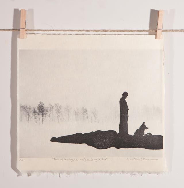 "Polart lavtrykk med jente og hund" by Grethe Irene Einarsen