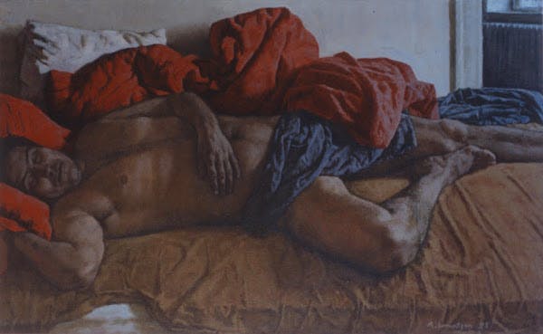 Sovende mann omkranset av rød dyne