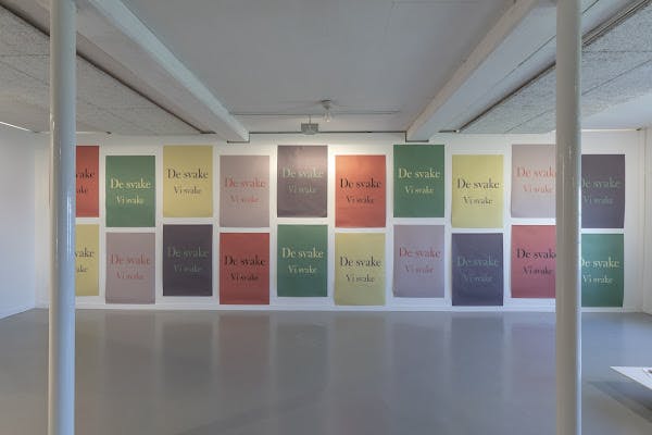 De svake Vi svake (The Weak/We Weak), installation/posters with text in five color variations, photodocumentation: Aarstad